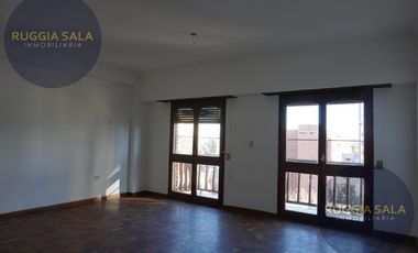 Semipiso en venta de 3 dormitorios con balcón y 2 cocheras