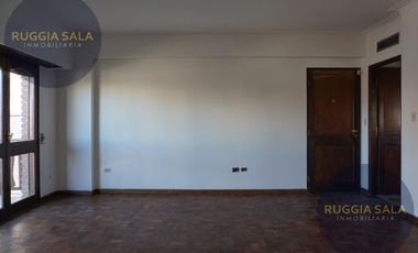 Semipiso en venta de 3 dormitorios con balcón y 2 cocheras