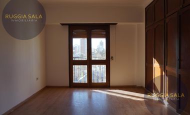Semipiso en venta de 3 dormitorios con balcón y 2 cocheras