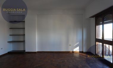 Semipiso en venta de 3 dormitorios con balcón y 2 cocheras