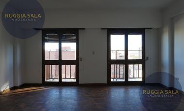 Semipiso en venta de 3 dormitorios con balcón y 2 cocheras