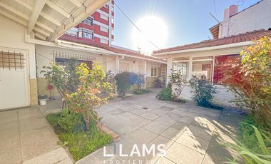 Casa de 5 ambientes - VENTA - Punta Mogotes a metros del Mar, apta edifico 8 pisos.