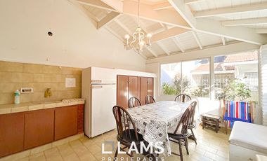 Casa de 5 ambientes - VENTA - Punta Mogotes a metros del Mar, apta edifico 8 pisos.