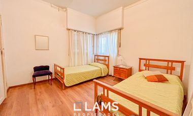 Casa de 5 ambientes - VENTA - Punta Mogotes a metros del Mar, apta edifico 8 pisos.