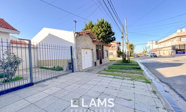 Casa de 5 ambientes - VENTA - Punta Mogotes a metros del Mar, apta edifico 8 pisos.