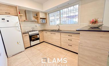 Casa de 5 ambientes - VENTA - Punta Mogotes a metros del Mar, apta edifico 8 pisos.