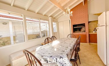 Casa de 5 ambientes - VENTA - Punta Mogotes a metros del Mar, apta edifico 8 pisos.