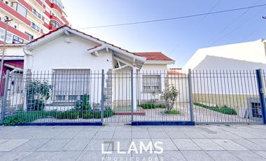 Casa de 5 ambientes - VENTA - Punta Mogotes a metros del Mar, apta edifico 8 pisos.