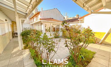 Casa de 5 ambientes - VENTA - Punta Mogotes a metros del Mar, apta edifico 8 pisos.