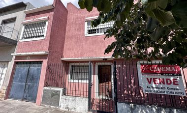 Casa en venta de 6 ambientes, terraza con parrilla, cochera. En centro Zárate.