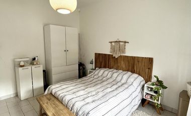 Casa en venta de 6 ambientes, terraza con parrilla, cochera. En centro Zárate.