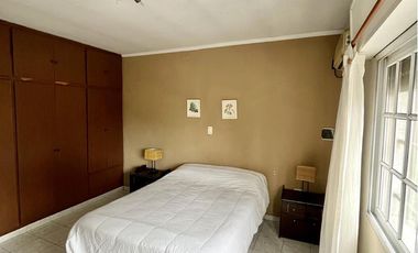 Casa en venta de 6 ambientes, terraza con parrilla, cochera. En centro Zárate.