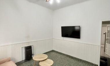 Casa en venta de 6 ambientes, terraza con parrilla, cochera. En centro Zárate.