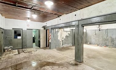 Casa en venta de 6 ambientes, terraza con parrilla, cochera. En centro Zárate.