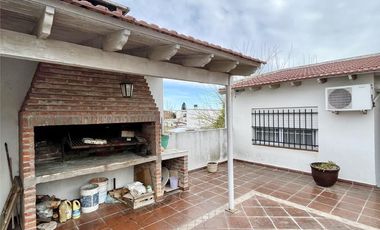 Casa en venta de 6 ambientes, terraza con parrilla, cochera. En centro Zárate.
