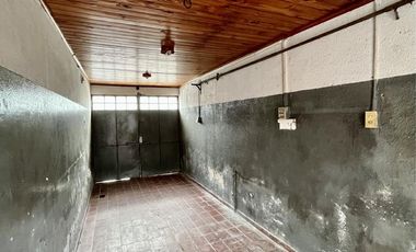 Casa en venta de 6 ambientes, terraza con parrilla, cochera. En centro Zárate.