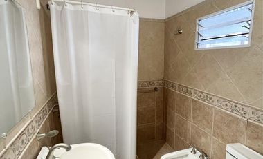 Casa en venta de 6 ambientes, terraza con parrilla, cochera. En centro Zárate.