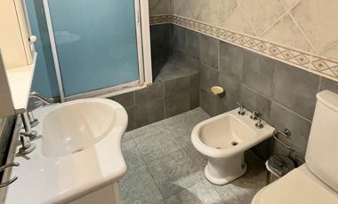 Casa en venta de 6 ambientes, terraza con parrilla, cochera. En centro Zárate.