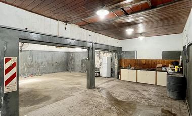 Casa en venta de 6 ambientes, terraza con parrilla, cochera. En centro Zárate.