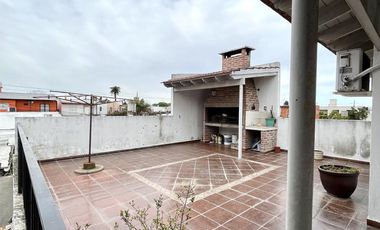 Casa en venta de 6 ambientes, terraza con parrilla, cochera. En centro Zárate.