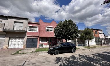 Casa en venta de 6 ambientes, terraza con parrilla, cochera. En centro Zárate.