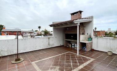 Casa en venta de 6 ambientes, terraza con parrilla, cochera. En centro Zárate.