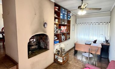 Casa en venta de 6 ambientes, terraza con parrilla, cochera. En centro Zárate.