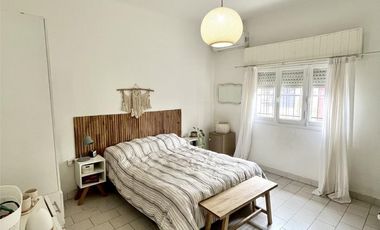 Casa en venta de 6 ambientes, terraza con parrilla, cochera. En centro Zárate.