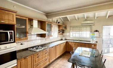 Casa en venta de 6 ambientes, terraza con parrilla, cochera. En centro Zárate.