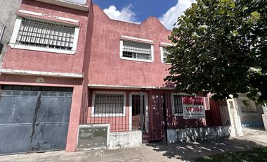 Casa en venta de 6 ambientes, terraza con parrilla, cochera. En centro Zárate.