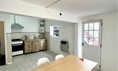 Casa en venta de 6 ambientes, terraza con parrilla, cochera. En centro Zárate.