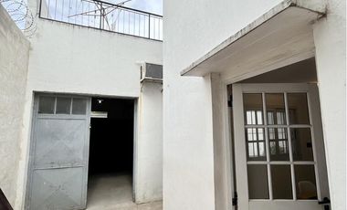 Casa en venta de 6 ambientes, terraza con parrilla, cochera. En centro Zárate.