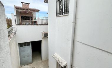 Casa en venta de 6 ambientes, terraza con parrilla, cochera. En centro Zárate.