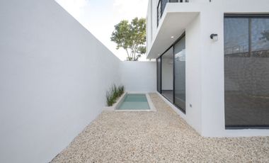 Casa en venta en el norte de Merida Conkal en privada de 3 recámaras y alberca