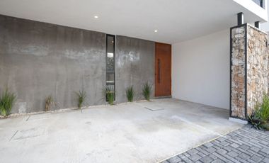 Casa en venta en el norte de Merida Conkal en privada de 3 recámaras y alberca