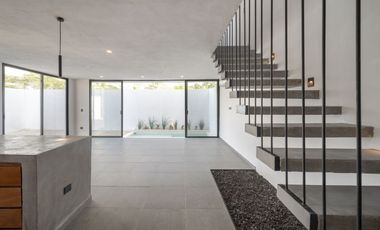 Casa en venta en el norte de Merida Conkal en privada de 3 recámaras y alberca