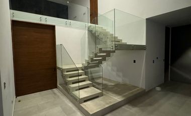 VENTA DE RESIDENCIA EN NORTE MERIDA, KOMCHEN, YUC