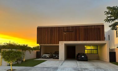 VENTA DE RESIDENCIA EN NORTE MERIDA, KOMCHEN, YUC