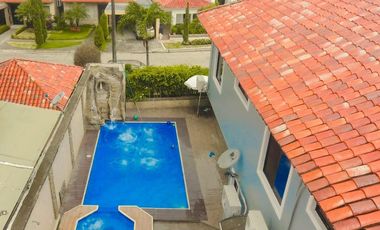 VENTA  CASA ESQUINERA  SAMBORONDON  PISCINA /JACUZZI URB ESTANCIAS DEL RIO (OF)