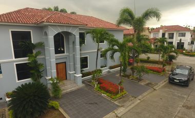 VENTA  CASA ESQUINERA  SAMBORONDON  PISCINA /JACUZZI URB ESTANCIAS DEL RIO (OF)