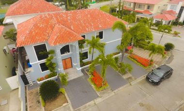 VENTA  CASA ESQUINERA  SAMBORONDON  PISCINA /JACUZZI URB ESTANCIAS DEL RIO (OF)