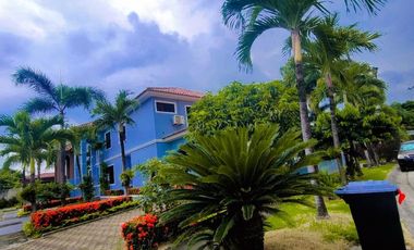VENTA  CASA ESQUINERA  SAMBORONDON  PISCINA /JACUZZI URB ESTANCIAS DEL RIO (OF)