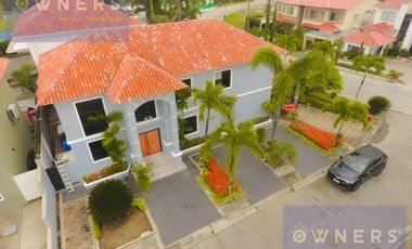 VENTA  CASA ESQUINERA  SAMBORONDON  PISCINA /JACUZZI URB ESTANCIAS DEL RIO (OF)