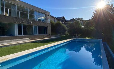 Moderna Casa en venta en Sierra de Los Padres con pileta