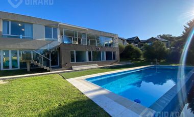 Moderna Casa en venta en Sierra de Los Padres con pileta