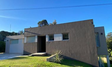 Moderna Casa en venta en Sierra de Los Padres con pileta