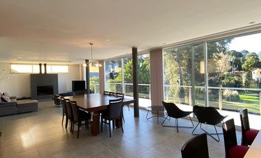 Moderna Casa en venta en Sierra de Los Padres con pileta