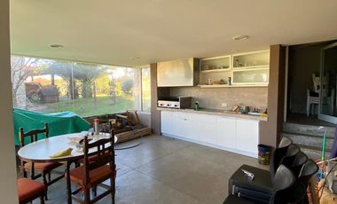 Moderna Casa en venta en Sierra de Los Padres con pileta