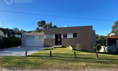 Moderna Casa en venta en Sierra de Los Padres con pileta