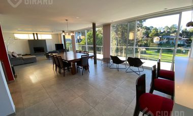 Moderna Casa en venta en Sierra de Los Padres con pileta